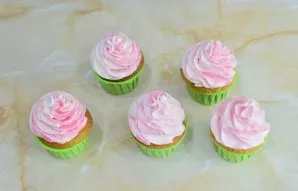 Decorate the cupcakes with putty using a bag with a nozzle. Put them in the refrigerator so that the cream hardens.