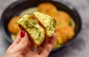 Cottage cheese buns with herbs are ready.