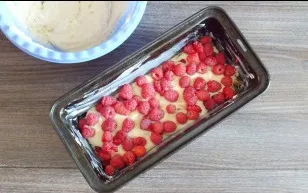 Then again part of the dough and the remaining raspberries.