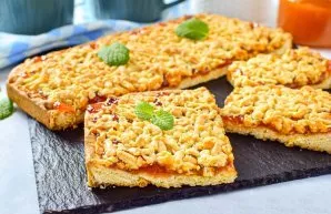 Cut the cooled cake into pieces and taste it.