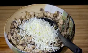 Put the second part of the cheese in the filling and mix well.