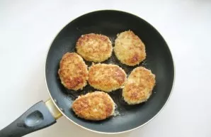 Fry the cutlets on both sides until golden brown.