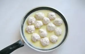 Put the meatballs in the white sauce.