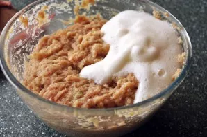 Beat the whites with a pinch of salt until foamy and add to the minced meat. Put the fried onions there. Mix everything properly.
