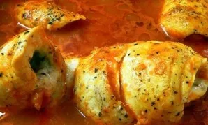Remove the garlic from the pan, pour the wine and tomatoes. Simmer the rolls for another 15-20 minutes. Enjoy your meal!