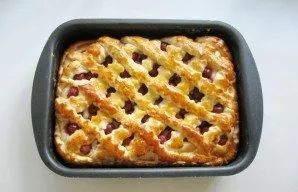 Let the cake stand at room temperature for 25-30 minutes. Brush with a beaten egg and place in the oven, preheated to 175-180 degrees. Ba...