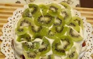 A little cream again. Peel the kiwis and cut them into thin slices. Apply the cream. Homemade marshmallow cake without baking will be rea...