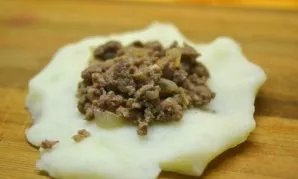 Take a small amount of potatoes, form a pancake from them. Put a small amount of stuffing in the center.