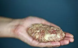 Close carefully so that the filling is completely inside.