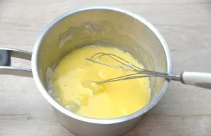 Transfer the lemon mass to a saucepan and mix with the starch mass until smooth.
