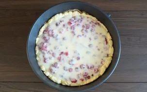 Pour the filling on top. Spread it over the berries using a spoon. Bake the cake in an oven heated to 180 degrees for 35-40 minutes. Judg...