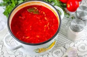 Borscht with bell peppers is completely ready. You can add finely chopped herbs to them to taste and simmer for another 1 minute.
