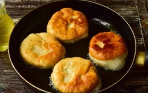 Fry the beliash in heated vegetable oil over medium heat until a beautiful and golden brown color.