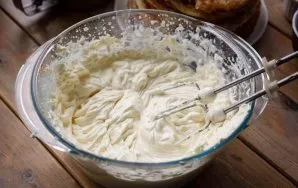 Beat these ingredients with a mixer until a smooth, smooth creamy mass.