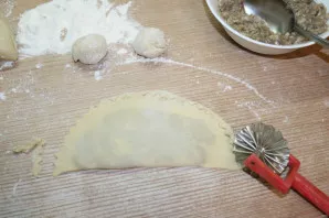 Cover with the second half of the dough, on which there is no filling, cut the edges with a special pastry blade.