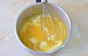 When it boils, remove the pot from the heat and add the butter. It will dissolve. Immediately add it to the cream.