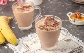 Decorate as desired. There may be banana slices or grated chocolate. Serve chilled. Delicious!