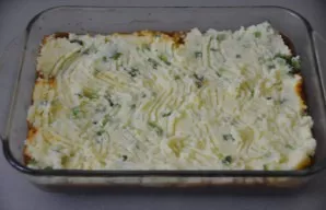 Put mashed potatoes on top of the mince, make