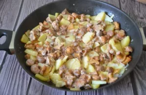 Determine the readiness of the dish by the softness of the potatoes.