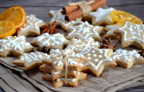 Rice flour ginger cookies can be served without decoration, you can simply sprinkle with powdered sugar or decorate with icing.