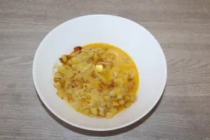 Drain the oil from the potatoes, add the fried potatoes and onions to the beaten eggs. Mix well, salt a little.