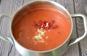 Squeeze the garlic through a press, season the sauce with salt, sugar, add vinegar and boil everything together again.