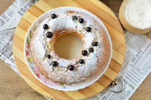 Cool the baked cake and put it on a plate. Decorate as desired with powdered sugar and berries. Delicious!