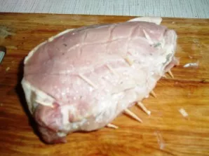 The edges of the meat must be fixed for example, with a toothpick.