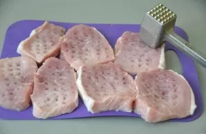 Cut the pork into pieces, beat it a little.