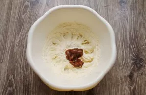 Beat soft butter at room temperature for 5 minutes in a fluffy mass. Add boiled condensed milk, room temperature and beat the mass well.