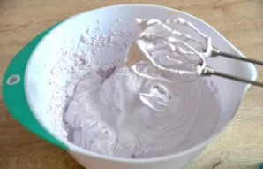 Beat the marshmallow mass until it thickens, as soon as the whisk of the mixer leaves clear relief marks on the marshmallow mass, transfe...