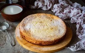 Cool the finished semolina cake, you can sprinkle with a little powdered sugar and serve.