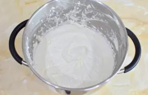 To prepare the cream, beat sour cream with icing sugar. For external decoration of the cake, leave 200 grams of sour cream and a little p...