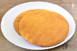 Bake the cakes in an oven preheated to 200 degrees for 4-5 minutes. Grind one cake into crumbs to decorate the cake.