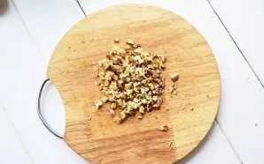 Using a knife, finely chop the walnut kernels.