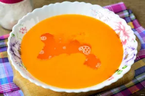 Pumpkin puree pour gelatin and mix.