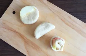 Shape. Take a circle of dough, place an apple slice, cover it with the other side and connect the edges.