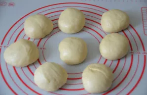 Divide the dough into 8 equal parts weighing about 80 grams. Roll them into a ball. Cover with cling film and leave for 5-7 minutes.