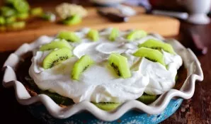 Put whipped cream on top. And decorate with a few more slices of kiwi.