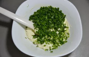 Add onion letters to the cottage cheese.