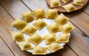 This is what the ravioli look like. If you have more than one serving, you can freeze the excess in the freezer for future use.