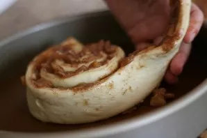 Place the roll in the middle of the baking sheet.