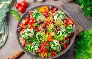 Put cheese balls on top of the salad! The dish is ready! Delicious!