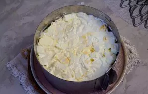 Coat the egg layer abundantly with mayonnaise.