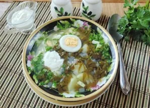 When serving, add a tablespoon of sour cream to the plate. Serve the soup cold with fresh bread or toast.