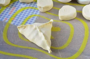 Pinch the sams from three sides to form a triangle.