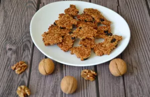 Collect all the granola crumbs in a bowl, you get an excellent crumbled granola for yogurt, cottage cheese, kefir and fruit puree.