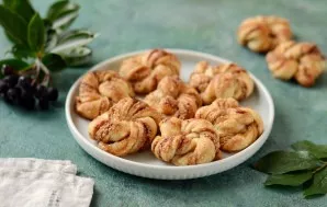 Cardamom buns ready, with a good appetite!