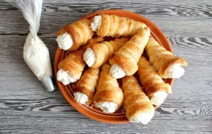 Fill the inside of the rolls with a special bag or a spoon.