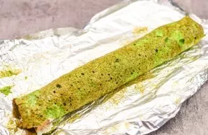 Roll the workpiece into a roll, put it in the refrigerator for an hour and you can serve it.